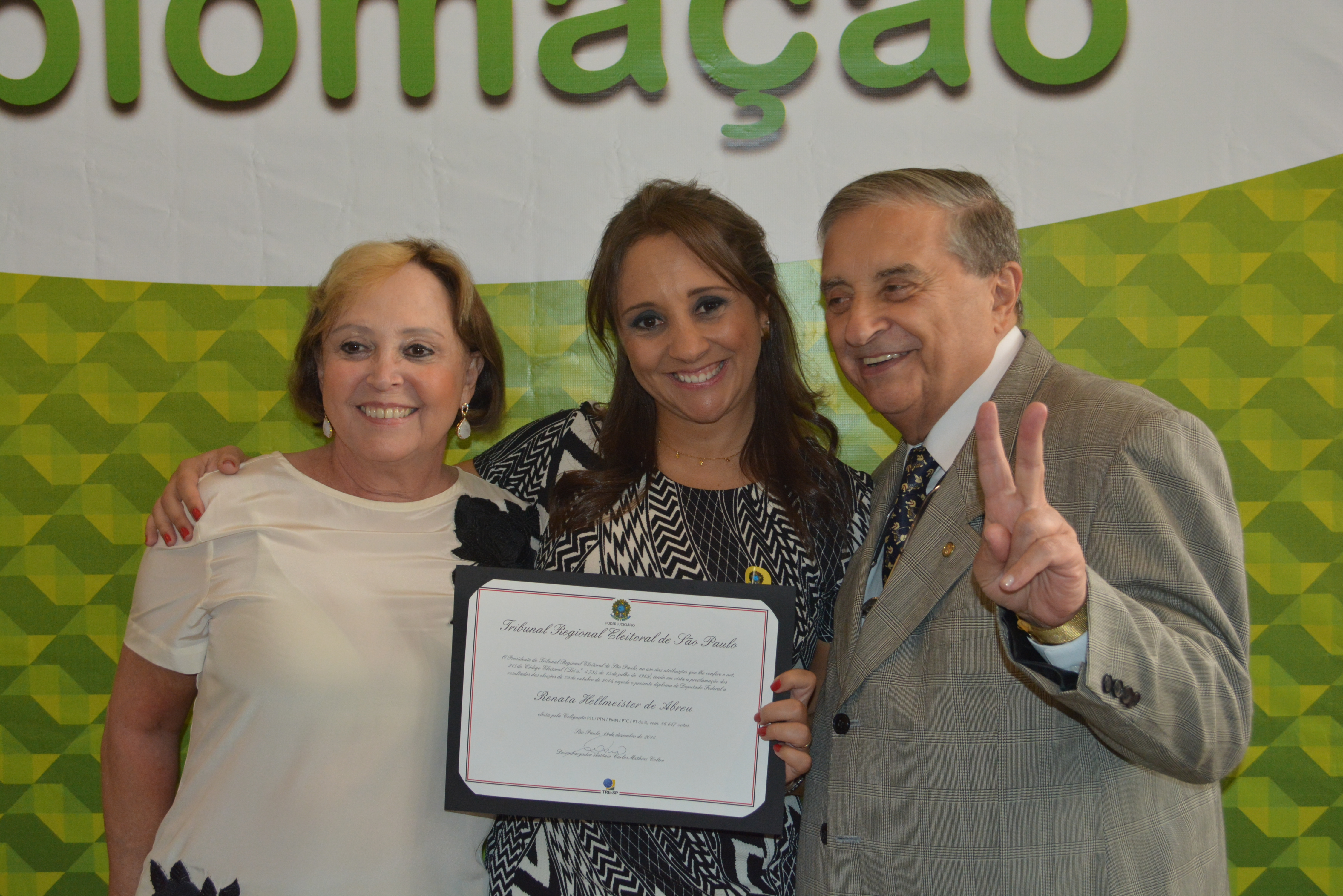 Foto da diplomação de Renata Abreu em dezembro de 2014.