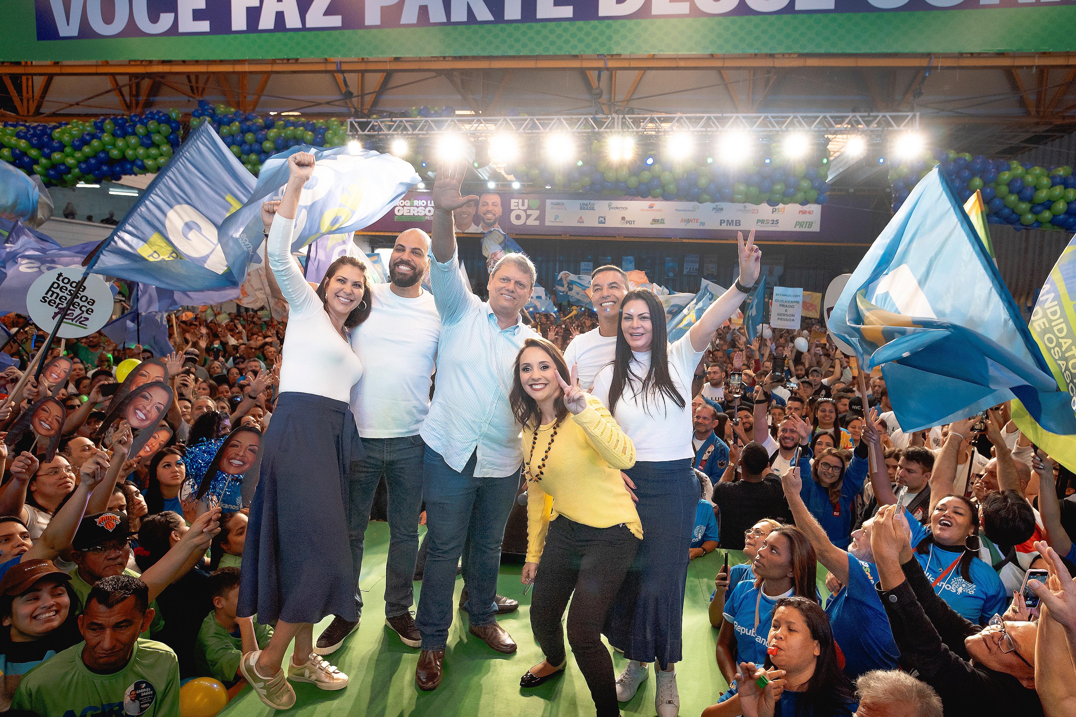 Ato político com lideranças do partido em palco diante de apoiadores em 2022.