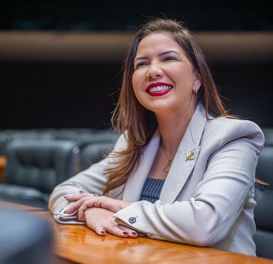 Cristiane Lopes celebra conquista histórica para agentes de saúde após anos de luta pela valorização da categoria